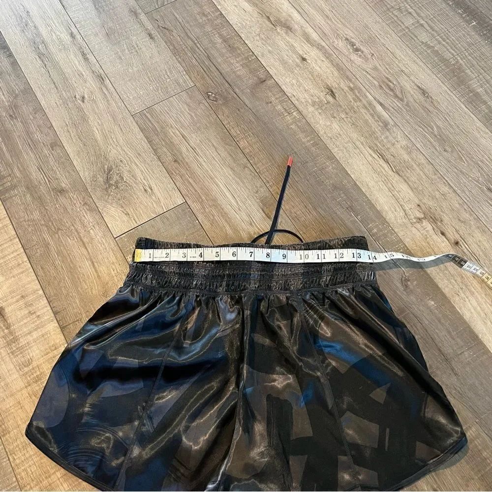 Athleta Tenacity 5" Shorts, size S - Picture 4 of 9